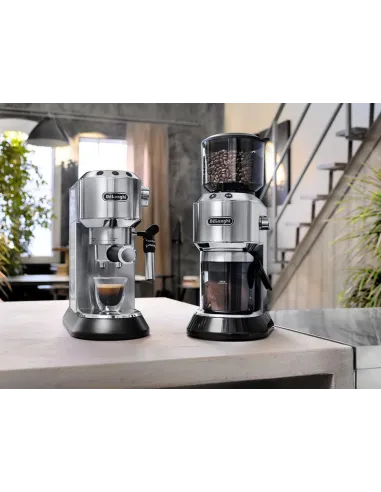 DeLonghi Dedica EC685.M Cafetera de Espresso Plata