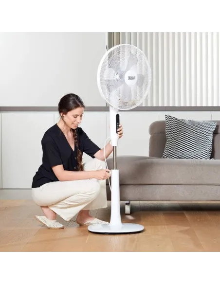 Ventilador de pie Black & Decker BXEFP50E con mando