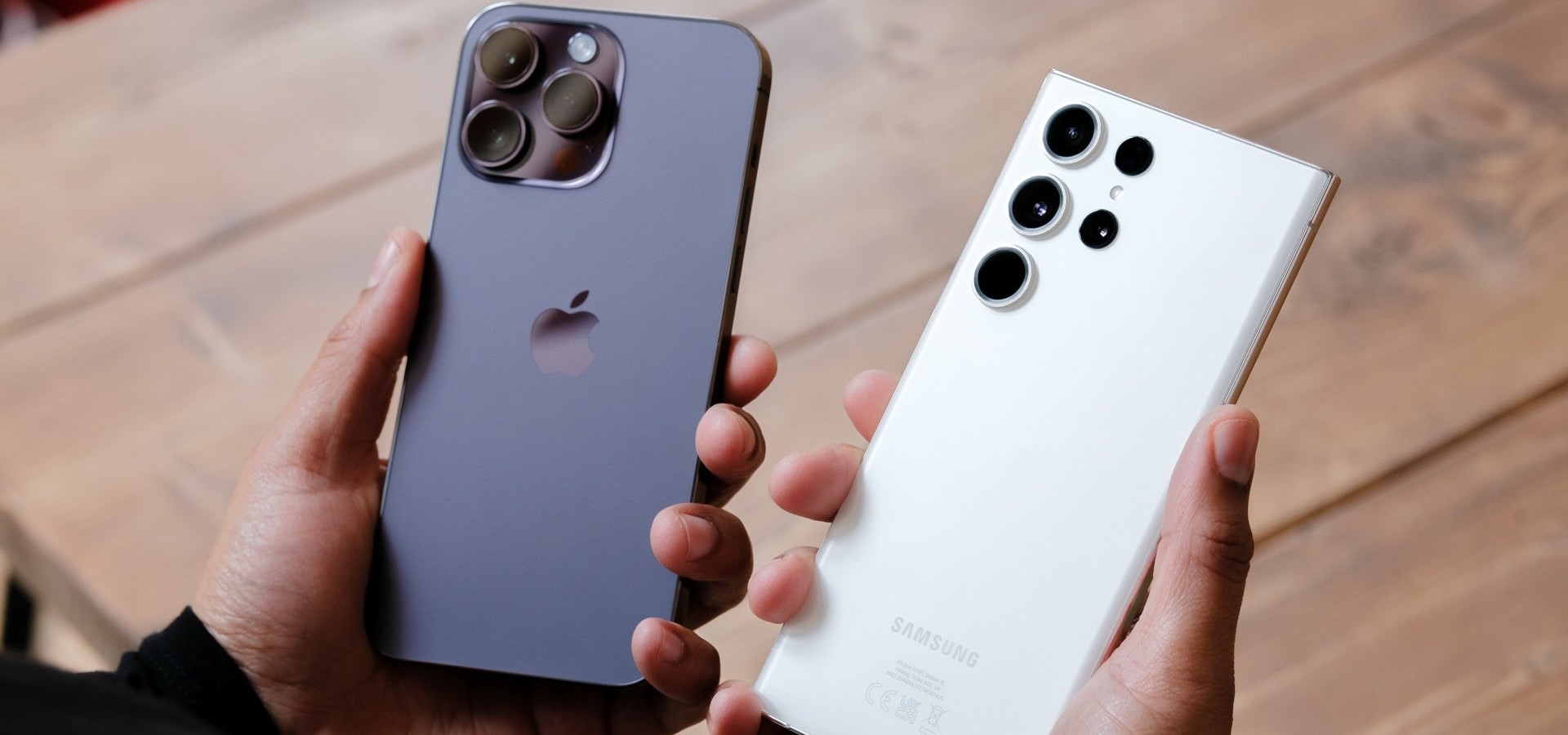 A la izquierda, el iPhone 14 pro, a la derecha, el Galaxy 25 Ultra