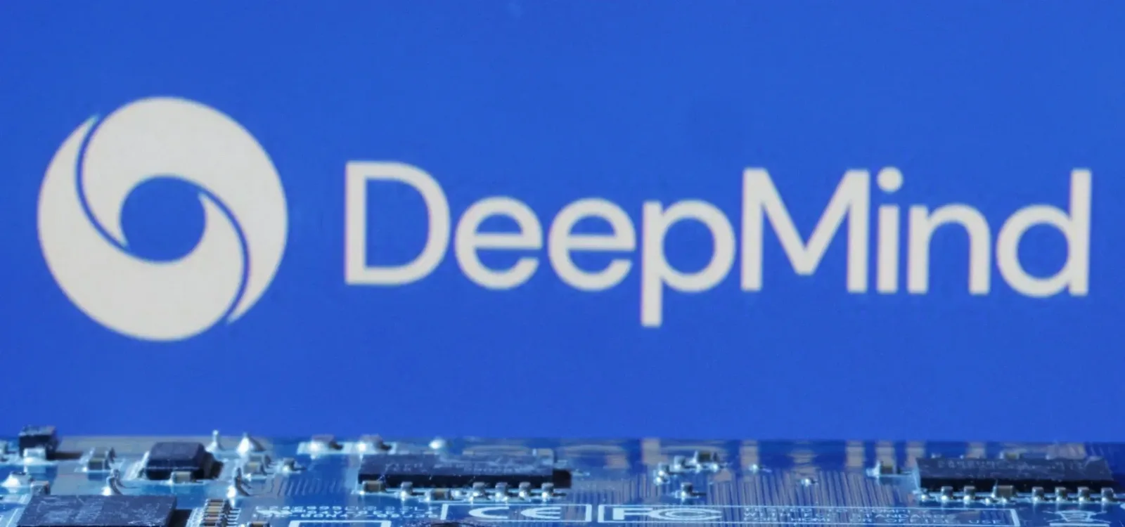 AlphaEvolve: la IA de DeepMind que ya diseña chips mejor que los humanos