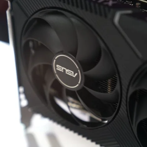 La RTX 5060 Ti de 8 GB pierde 10% de rendimiento en placas base menos modernas