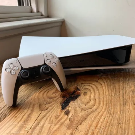 PS5 baja de precio para plantar cara a la Nintendo Switch 2: ¿es el mejor momento para comprarla?